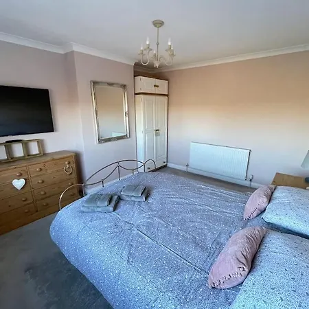 Scholes Park Drive, By The Seaside