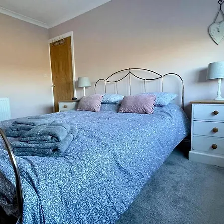 Scholes Park Drive, By The Seaside