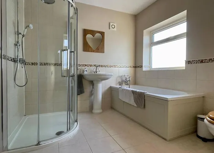 Scholes Park Drive, By The Seaside