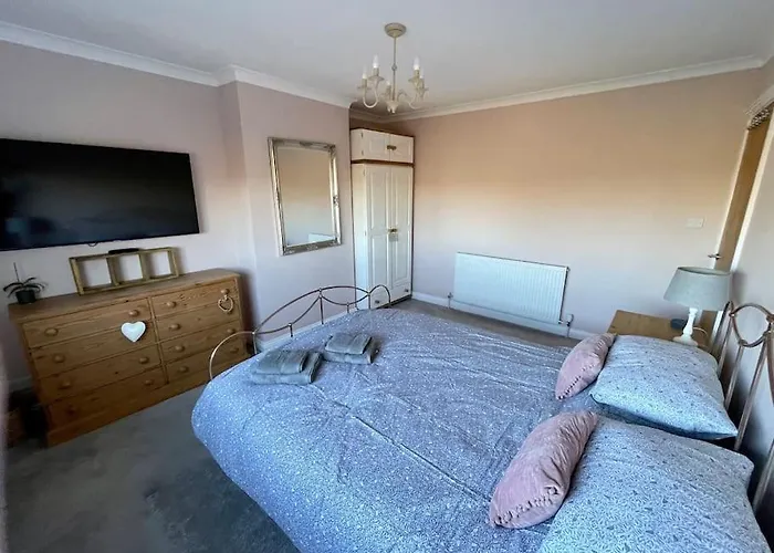 Scholes Park Drive, By The Seaside