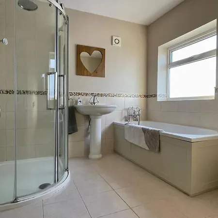 Scholes Park Drive, By The Seaside